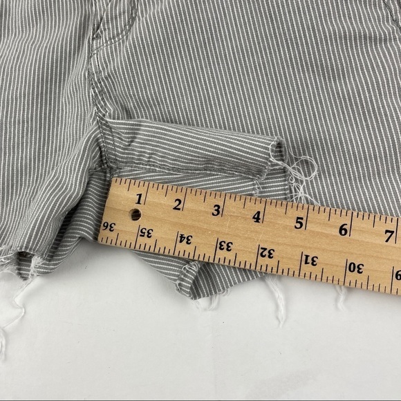 Fossil Shorts Womens Size 8 Gray Pinstriped Flat Front Cut Off - Picture 6 of 8